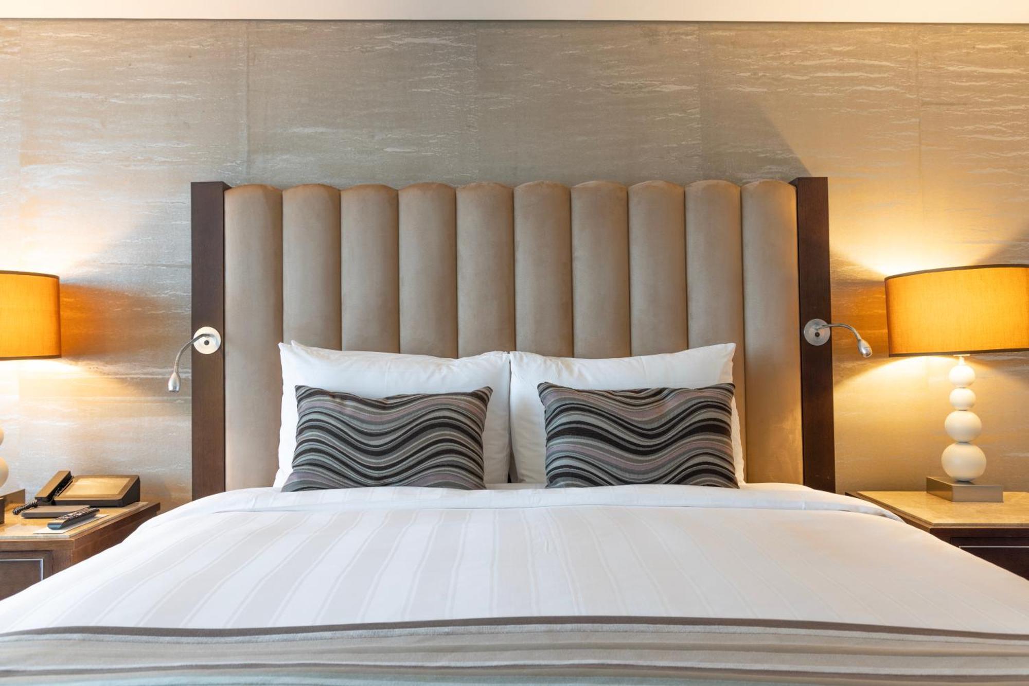 Lotte Hotel Пусан Екстер'єр фото A bed with a headboard