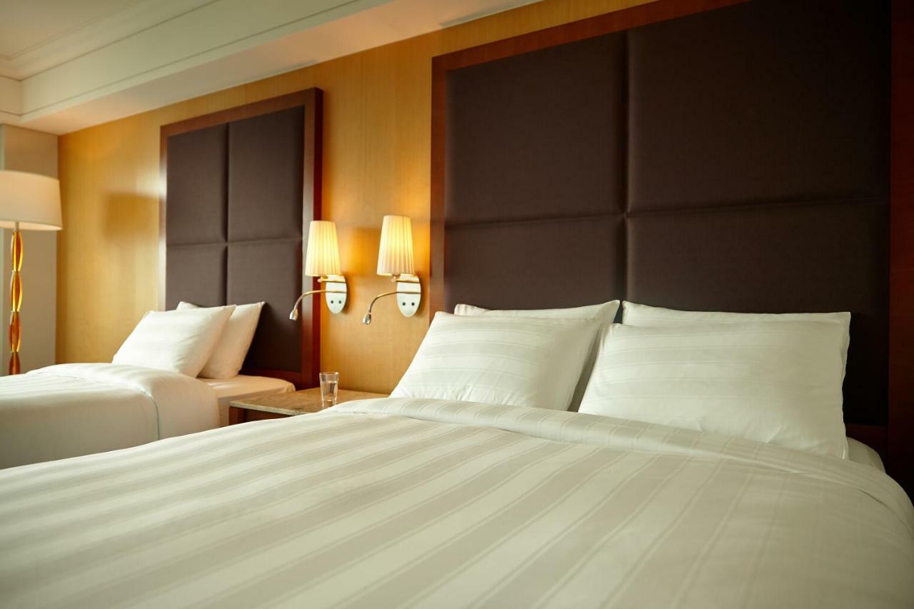 Lotte Hotel Пусан Екстер'єр фото A room at the hotel