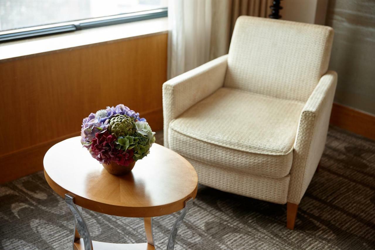 Lotte Hotel Пусан Екстер'єр фото A chair and a table
